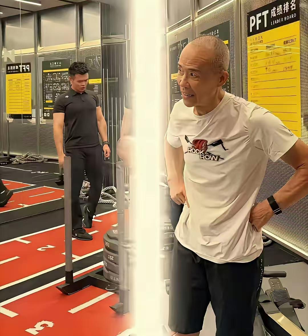 75岁王石终于不戴假发了。很难想象贵族抱着这根朽木一脸迷醉的样子，只能说演技了得