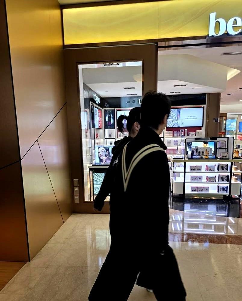 国乒队里最难干的活，不是打球，而是陪女队逛街。新加坡大满贯期间，王曼昱带着陈