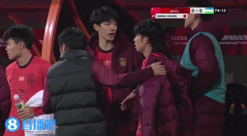汪士钦被红牌罚下之后，并没有按照要求离开比赛现场，而是回到替补席，并且在替补席对