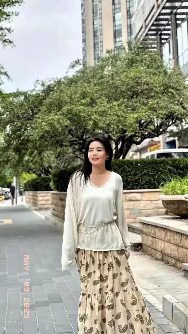 离婚后的龚琳娜宛如脱胎换骨！昔日干练短发换作飘逸长发，棉麻长衫配碎花裙尽显温柔。
