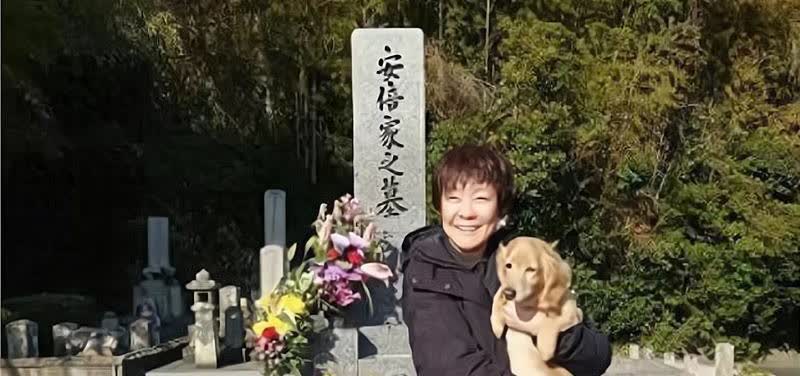 笑着给丈夫扫墓的安倍昭惠，今年2月怀抱着与丈夫共同养的狗狗“罗恩”，一起来给安倍