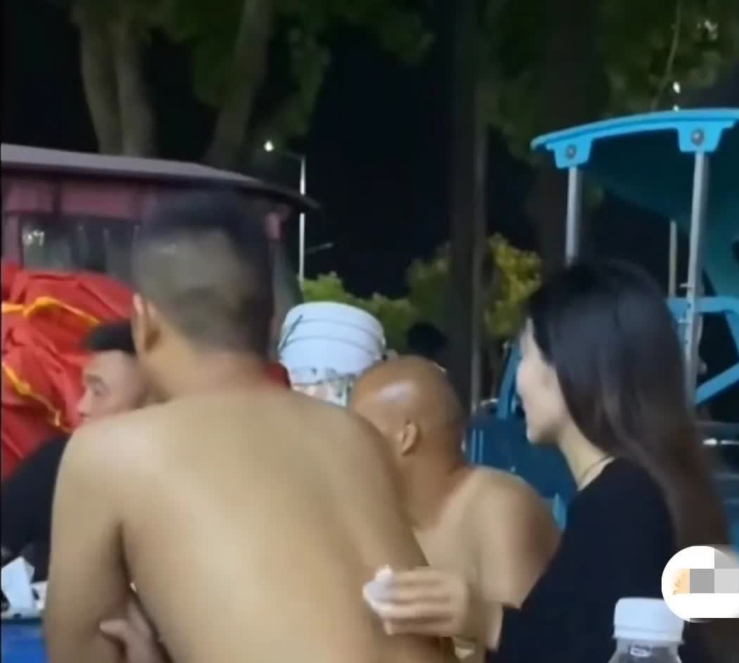 7月16日，河南，一夜市路边摊上，一位身材窈窕、皮肤白皙的美丽女子，一直在为男子