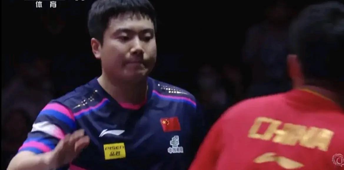 打球也像打仗一样，讲究天时地利人和。近几站乒乓球的比赛，梁靖崑总是和小石头内