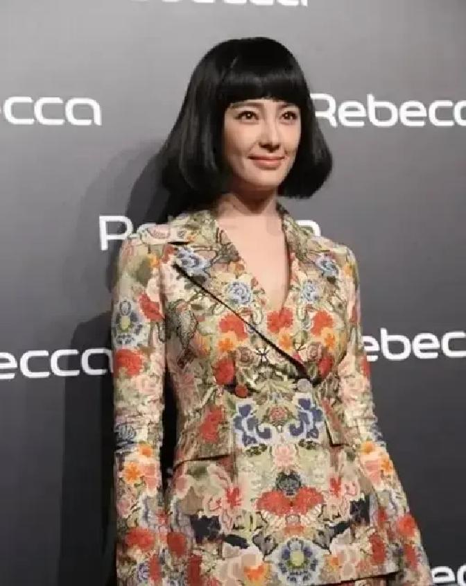 张雨绮走红毯，有人说她脸肿了。对比早年照片，那种鲜明的英气好像淡了点。网友