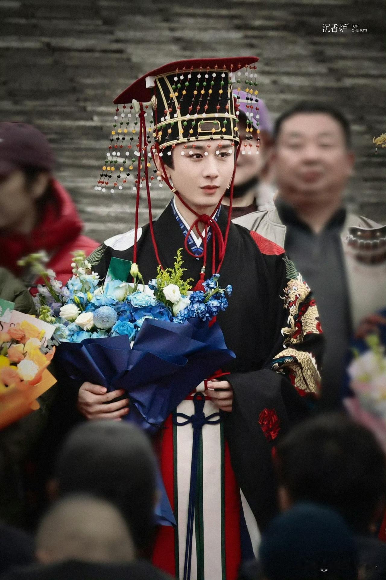2月10日，成毅《两京十五日》杀青恰逢最后拍的是登基戏份，成毅就顶着登基造型现