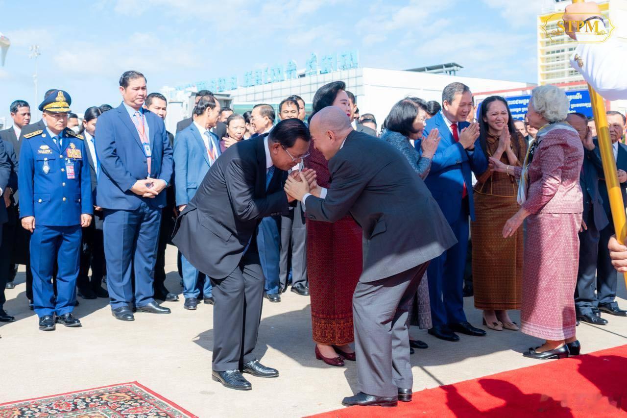 柬埔寨王室🇰🇭8月24日，西哈莫尼国王和莫妮列太后离开国内前往中国。应该是