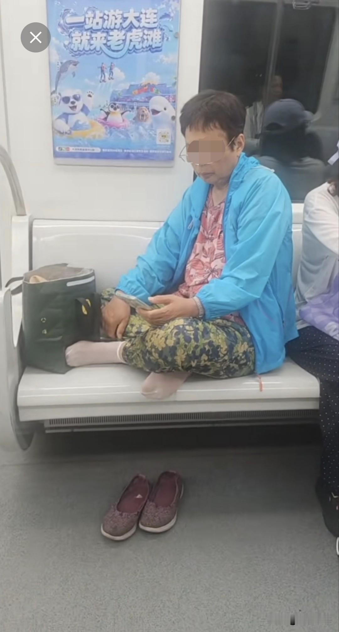 大连地铁"炕头大妈"：一个人的文明，一座城的体面当地铁座椅变成东北大炕各位
