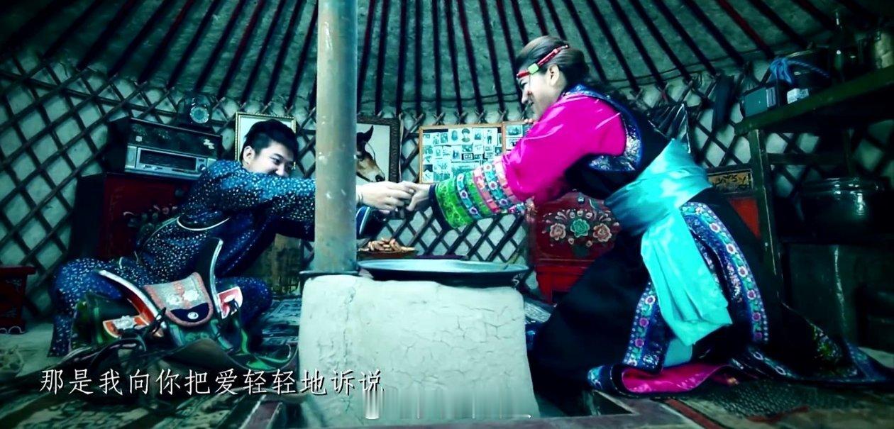 你图mv里演人家情妹妹递奶茶的时候恨不得手指先撤出来谁能看出二人演的是情侣