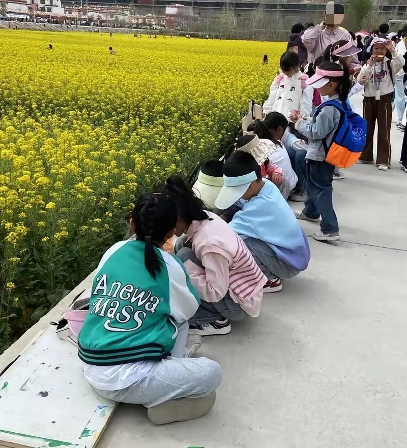 笑不活了，山东，学校组织学生交10元去春游。突然，到了地方，一名学生却哭了，老师