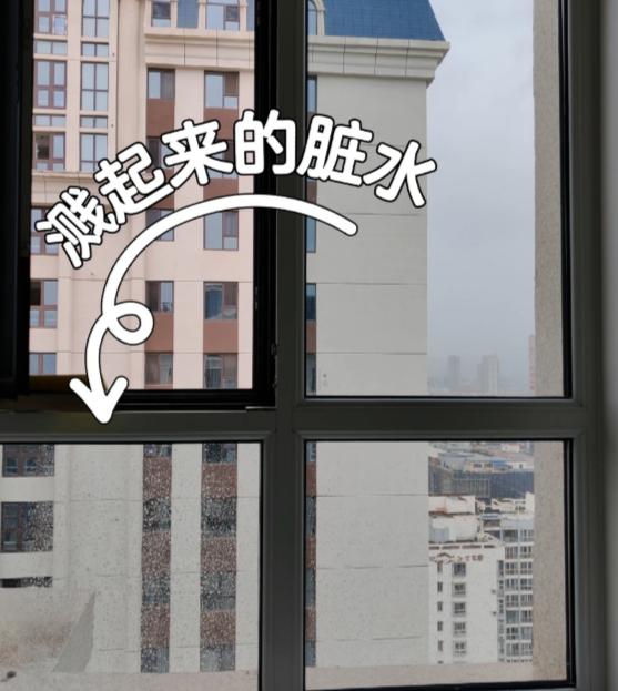 当初买房，销售一个劲给我推“凤凰层”（次顶层），说“视野无敌、没有顶楼漏水烦恼”