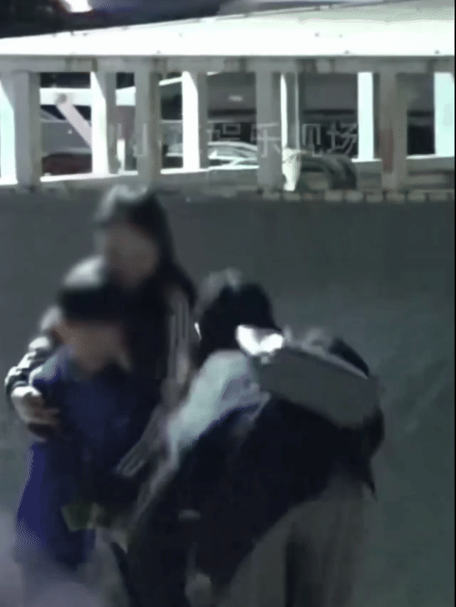 刘诗诗差点被儿子绊倒刘诗诗真的很爱她的孩子，除了工作之余，其它时间一直都在带娃，