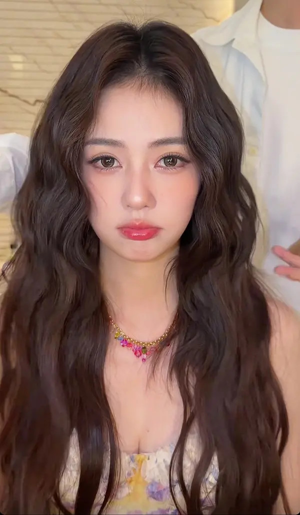 白鹿和赵露思怎么都是嘟嘟唇，很流行吗？