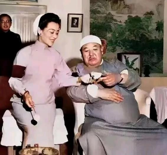 1956年，逃往美国的“宁夏皇帝”马鸿逵，从四姨太手里接过酸奶。300斤