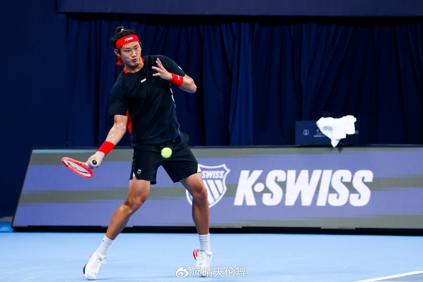 张之臻0比2斯夫尔奇纳杭州ATP250第二轮去年赛会亚军张之臻🇨🇳以4-6/