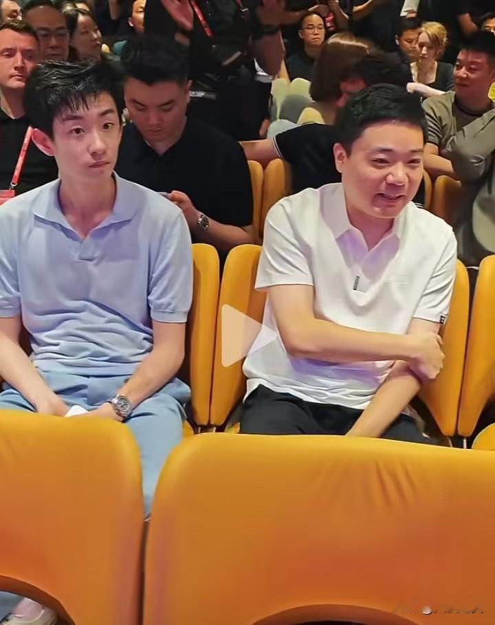 为什么说，姜还是老的辣！看看斯诺克深圳公开赛发布会，世锦赛冠军吴宜泽和角度丁俊晖的眼神！同样本赛季表