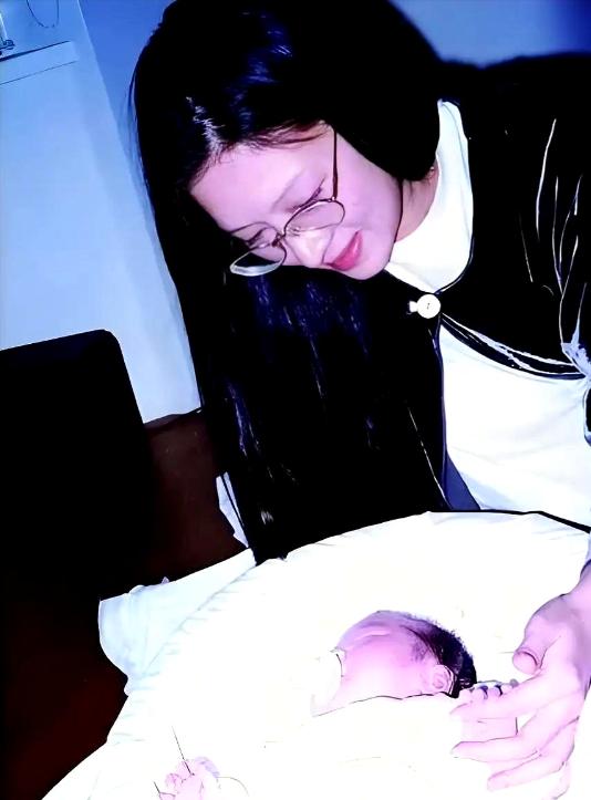 1994年41岁的胡因梦未婚生下女儿胡洁生，台湾媒体堵在她家楼下日夜围堵，