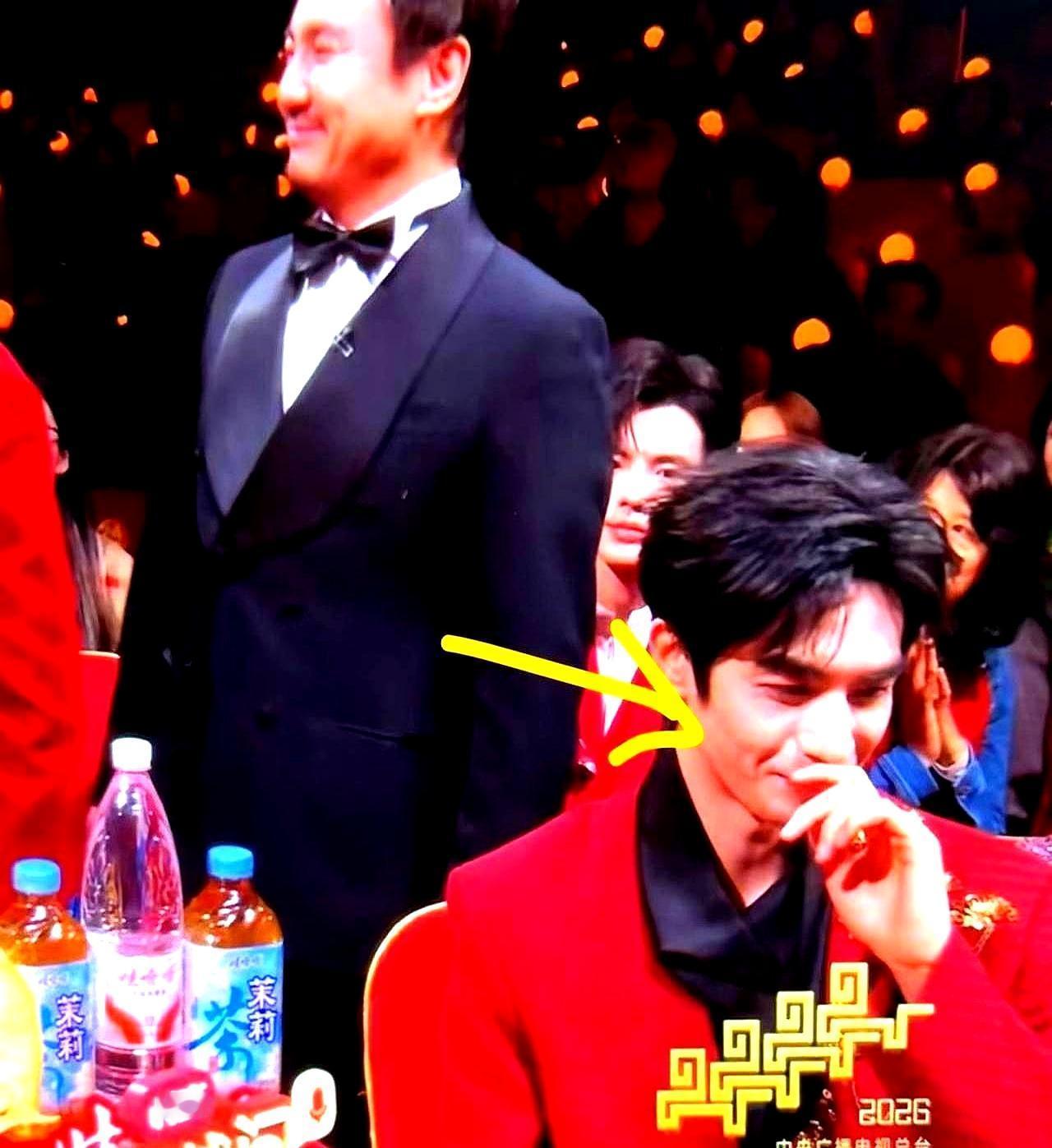 沈腾一个口误，导播镜头一转，全国观众都看见了白鹿憋笑的脸。“我不光是来主持