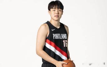 好事！据悉，中国球员杨瀚森即将参加NBA全明星新秀挑战赛，然而他并不是代表本届新