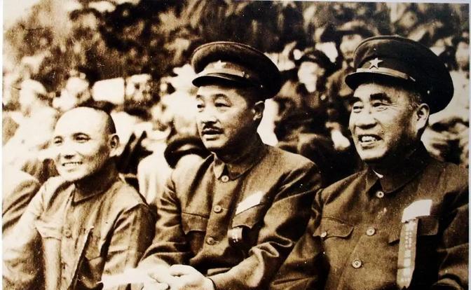 解放重庆后，本来二野可以早点解放成都，但邓小平同志说：“咱们不要进成都，成都要留
