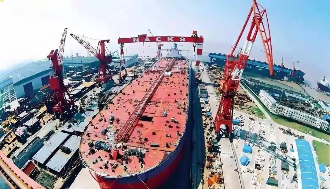 又一个重要信号：美军媒罕见承认，中国核航母建造，已与美国"并驾齐驱"。卫星图