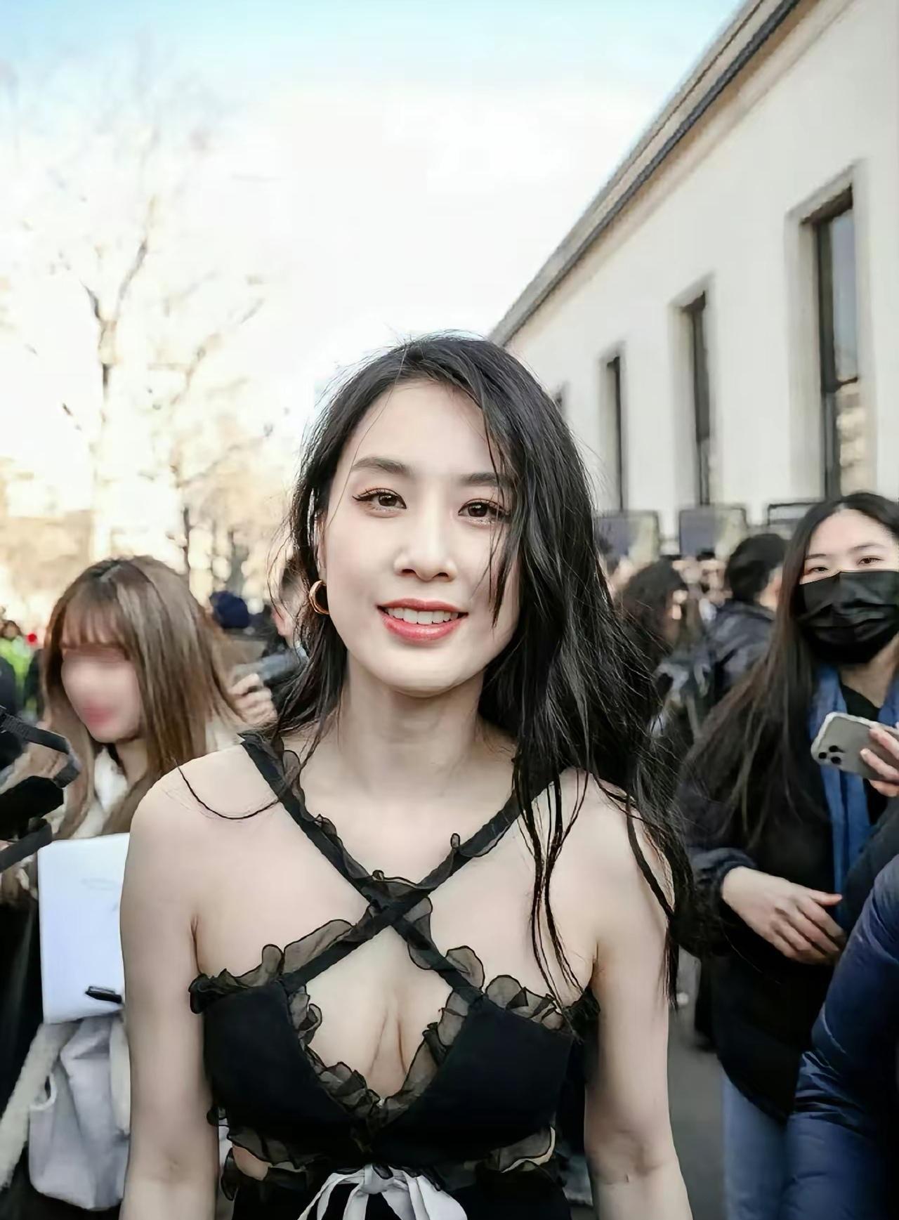 别再嘲笑黄圣依那一跪了，你以为是丢人，她拿到的是通往权力牌桌的入场券。你看到的