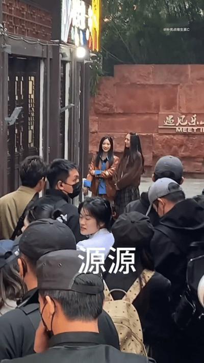 沈月现身王鹤棣家炸串店虽然知道这两只就是纯洁的友情，但还是有亿点好嗑