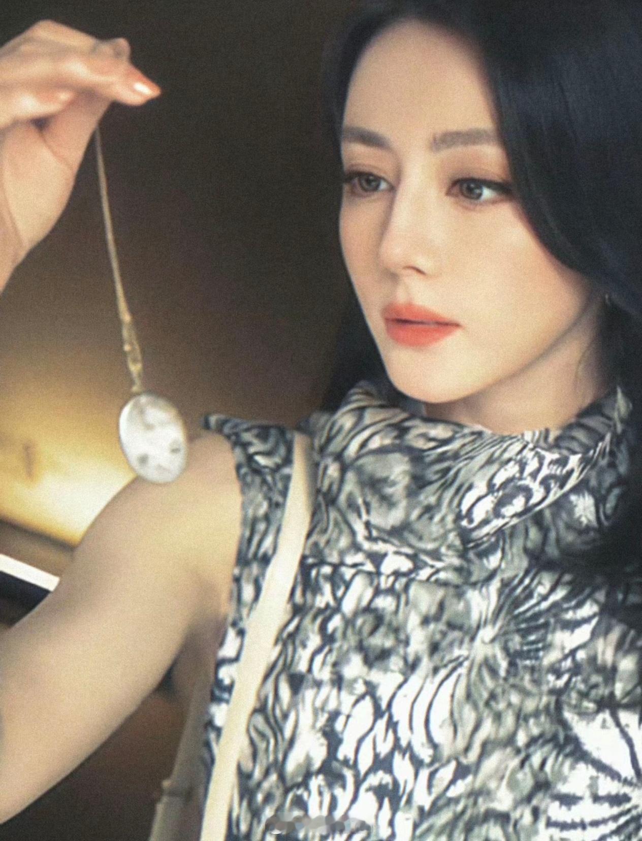 迪丽热巴这一幕巨美，美神不是说说而已，是看到她就会被她的美貌和气场深深折服，是经