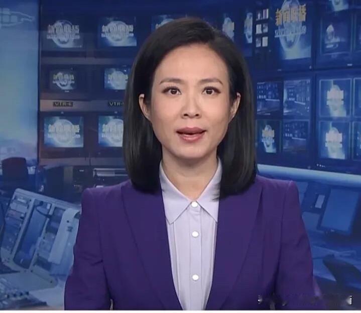 作为主持人，宝晓峰的才华更是令人赞叹，颜值比董卿好看。她天生丽质，气质如兰，外形