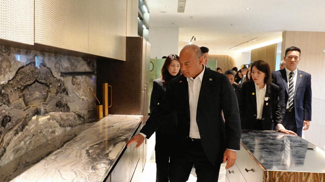 瑙鲁总统抵达佛山，参观家具家电展厅；2月12日阿迪昂率代表团到佛山，穿黑色西服与