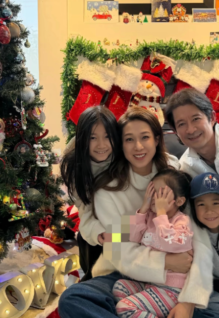 钟嘉欣一家五口合照庆祝圣诞节，大女像钟嘉欣，儿子像老爸，小女儿各占一半