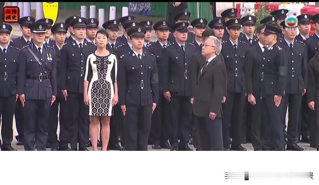 [打脸][打脸][打脸]在前面的视频第一眼看到这所谓女官员的无脑穿着就非常气愤了