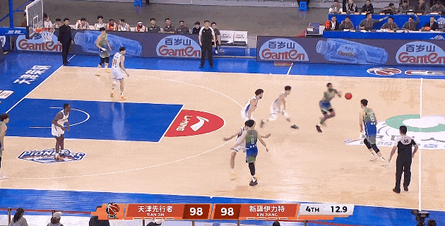 新疆男篮闹出大乌龙！与天津男篮的比赛快要结束时，新疆男篮球员葛浩然突然给出犯规