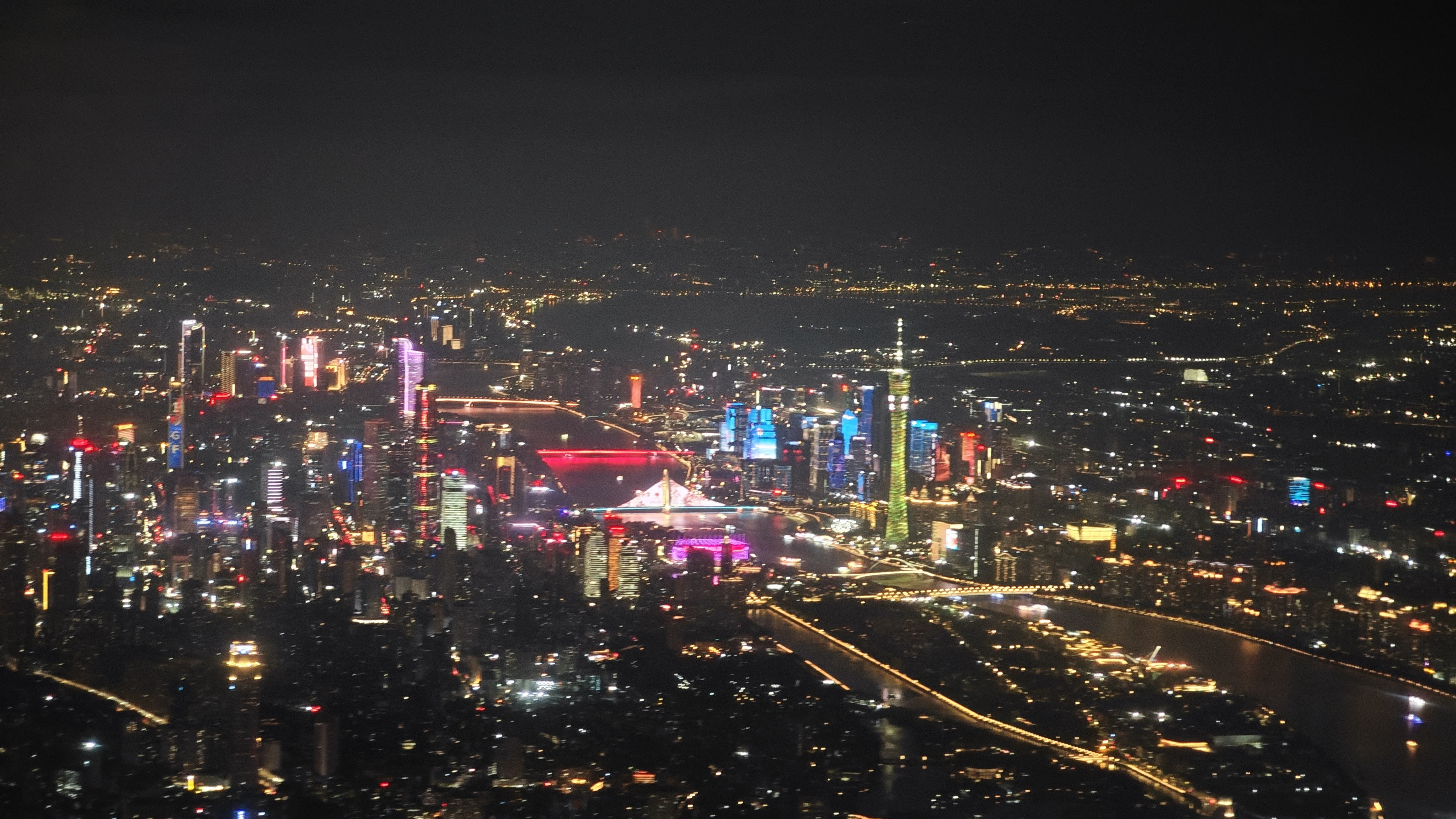 广州文旅宣传口号争议刚刚就在花城汇广场，就听到旁边外地游客也用调侃的语气说到Hi