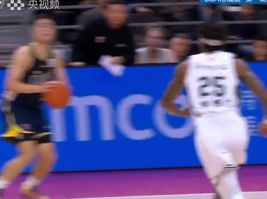 这场比赛，张文逸真是立大功了！第四节关键时刻，张文逸一个关键三分！加时赛