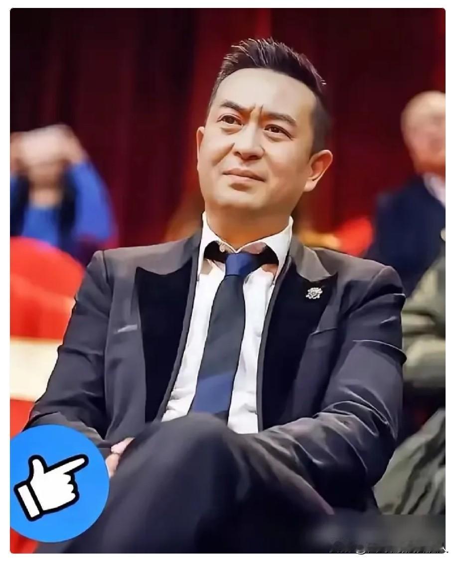 张嘉益回西安住曲江了，没躲着拍戏，也没躺平，就是不折腾了。他今年56，强直性