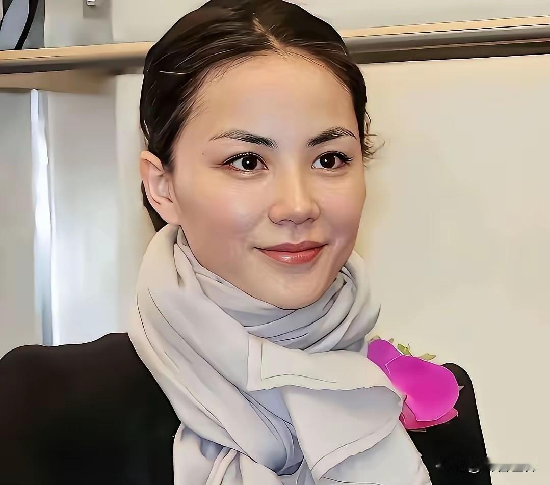 王菲和母亲比，神情里带着一丝忧郁，即使是笑，也能隐隐渗透出自带的伤绪。母亲的笑就