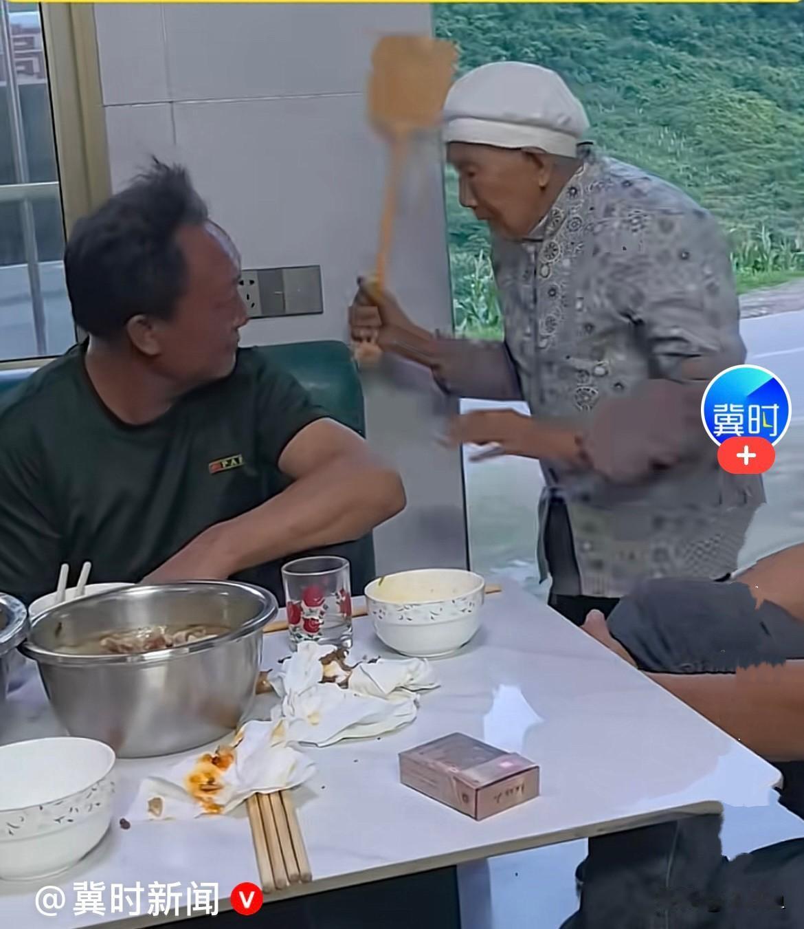 近日，四川泸洲一位60岁的大叔，下班路上被邻居喊去家里吃饭喝酒，本来开开心心