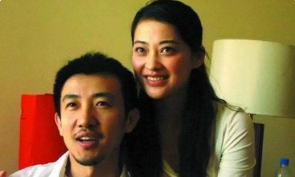 当年，梅婷求婚导演鄢颇：“我太爱你了，让我嫁给你吧。”鄢颇说：“结婚可以，但你要