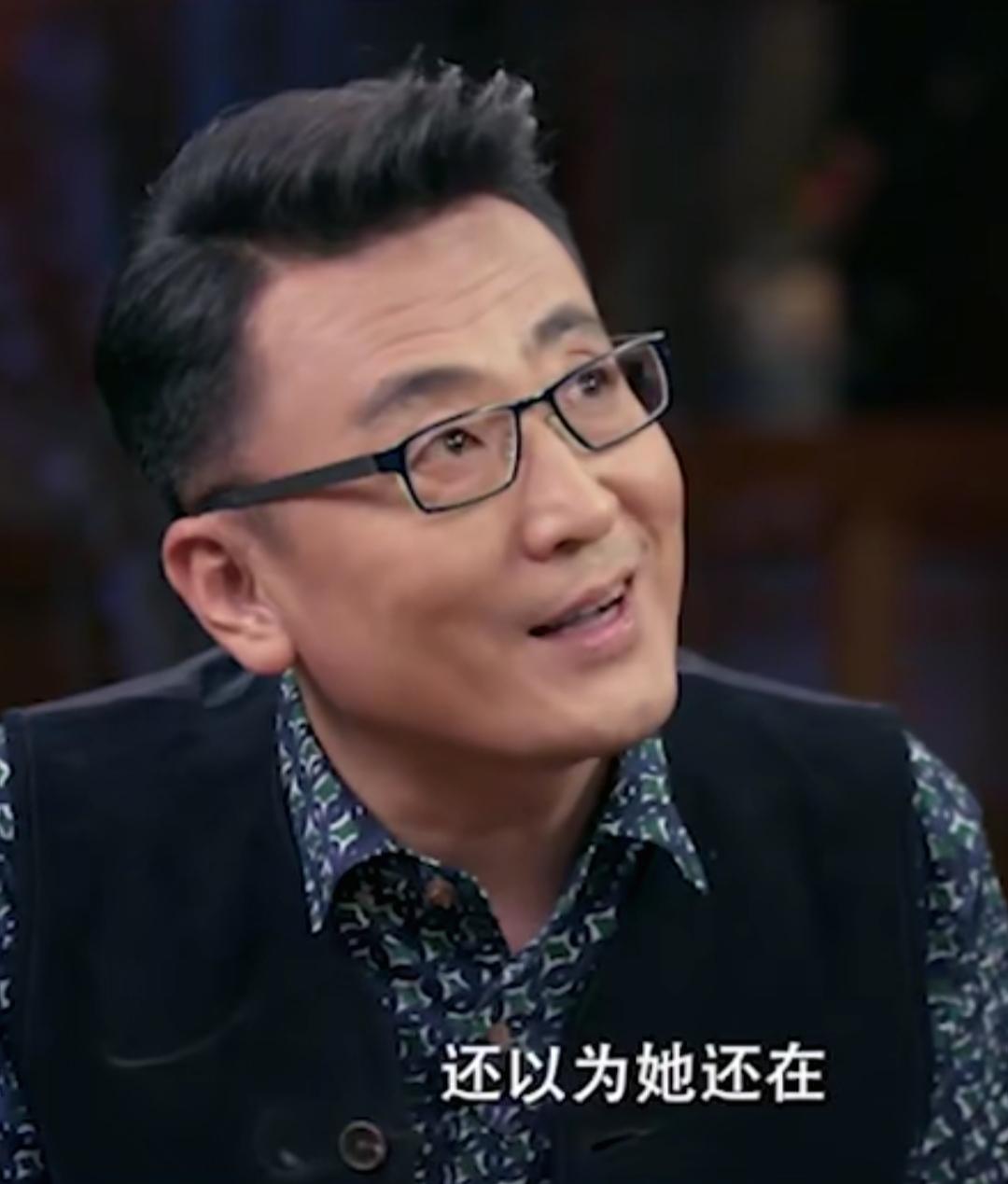 窦文涛说，最让人心酸的是，刚失恋那会儿，第二天早上一睁眼，还以为没失恋，