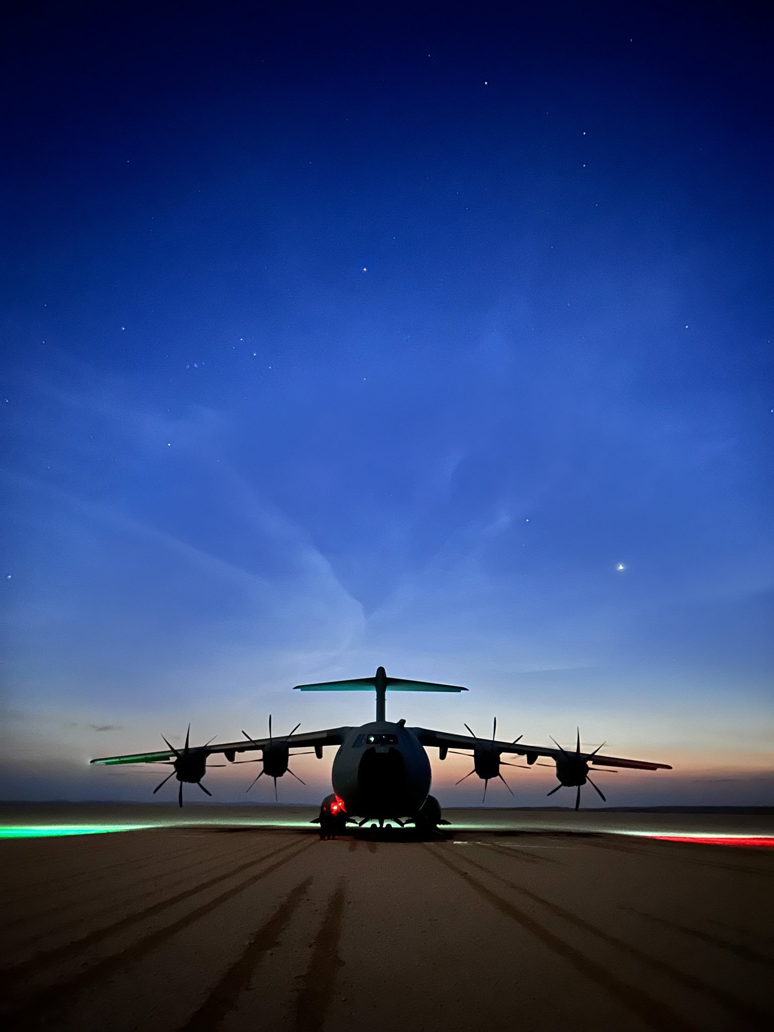 夜幕低垂，法空军航空兵某部数架A-400M运输机梯次升空。针对夜间光线...