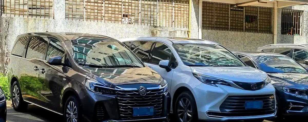 把GL8和塞纳停一起，才懂什么叫买错车。光看数据选车，真的会后悔。前脸一