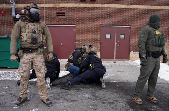 打不了伊朗还打不了你吗？特朗普集结第11空降师剑指明尼苏达州 “对外硬不起来