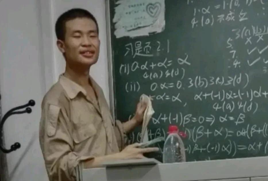 韦东奕现在面临一个重大的决定：是继续留在北大，还是选择离开。他在北大的助理教授合