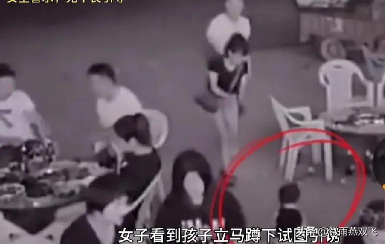 好可怕！手机误事啊。真不敢想象，如果没有那2位男服务员挺身而出，2岁小女孩遭遇