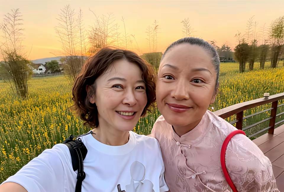 演艺圈的人士，就是比我们普通人，要更大度一些，这不，54岁的柯蓝，和55岁的瞿