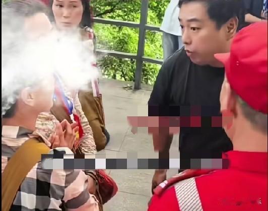5月15日，杭州天下第一财神庙，4位大妈背着同款背包上山烧纸，被一黑衣大哥拍下后