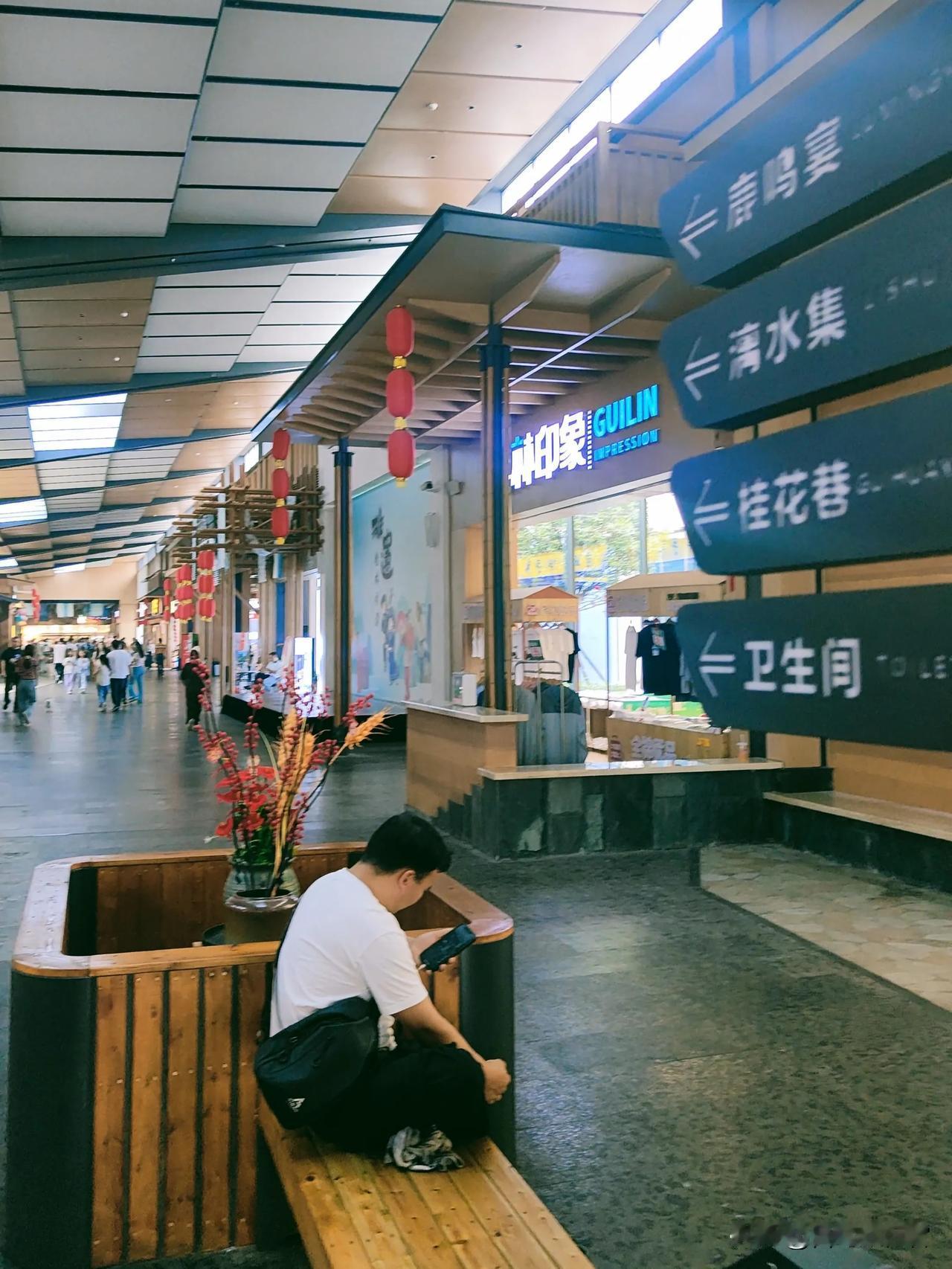 〔西部自驾四万里-广西桂林〕桂林山水甲天下，桂林的高速服务区也很有水平，规模非常