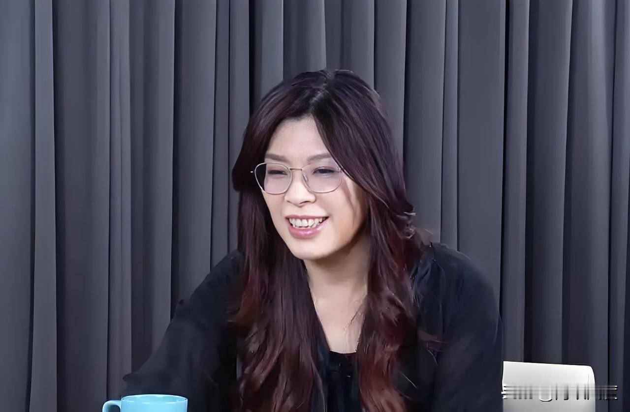 自由时报英文系的台北时报如此描述郑丽文的身材形象和气质，方恩格质疑，台北时报对国