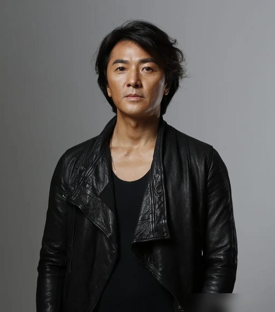 王晶把《古惑仔》剧本拍在刘德华桌上，结果他看都不看就拒了，直接把一个时代送给了郑