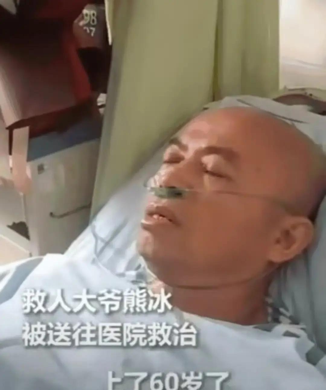 四川，为救落水女子，60岁大爷从36米高的桥上跳下！不料，女子成功获救后，大爷身